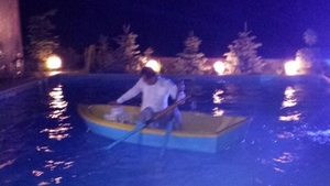 S-a dat cu barca in piscina! Un roman a petrecut pana cand a ajuns sa creada ca marea incepe in curtea lui!