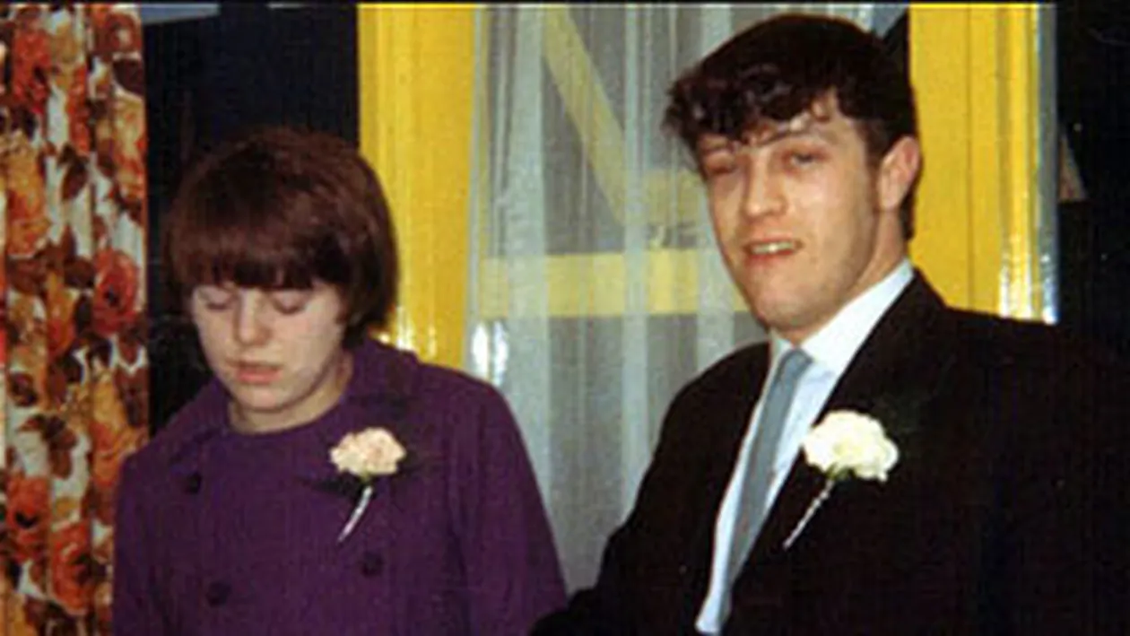 Un barbat din Marea Britanie: Fantoma din fotografie sunt eu cand eram ginere!