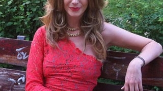 Adela Popescu, sexy intr-o rochie rosie si mulata! Oare Radu Valcan stie ca se plimba prin parc imbracata asa?