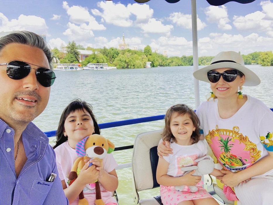 Alina Sorescu și Alexandru Ciucu sunt părinții a două fetițe. 
(Sursa: facebook)