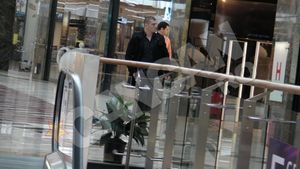 Moartea din Carpati s-a mutat in mall. A "batut" magazinele in cautarea reducerilor la haine de firma