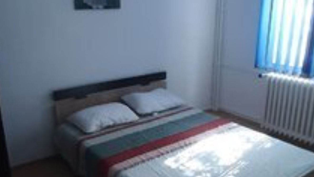 Un bărbat din București oferă gratis o cameră în propriul apartament. Motivul pentru care acceptă doar femei