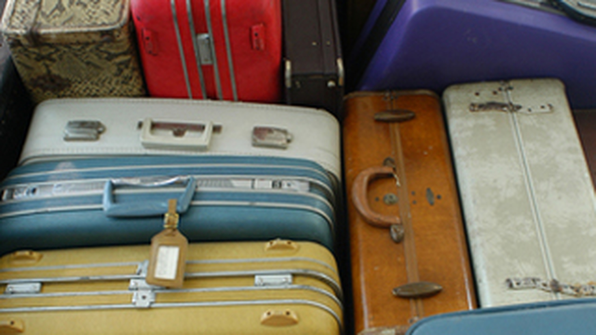 Hot inventiv! Se ascundea intr-un geamantan plasat in cargoul autobuzelor si fura din bagajele pasagerilor