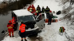 Accident grav în Sibiu! Șapte persoane au fost rănite, după ce un microbuz au ajuns într-o râpă