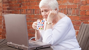 Ce a pățit o pensionară de 72 de ani din comuna Rieni, după ce s-a cuplat pe internet cu un așa-zis muzician. Cine era "cântărețul", de fapt, și câți bani i-a trimis