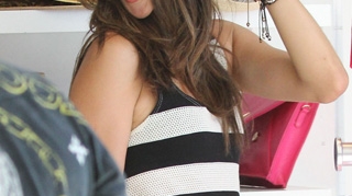 Alessandra Ambrosio si-a luat cainele si a dat iama-n reduceri