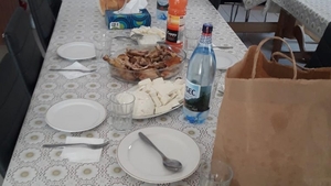 Imagini uluitoare. Petrecere ratată într-o primărie din Gorj. "Primarul a pus mămăliga pe masă şi a fugit"