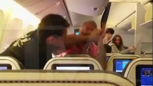 VIDEO. Momente de panică într-un avion. Doi pasageri s-au luat la pumni în mod GRAV! Meciul de box a avut două runde!