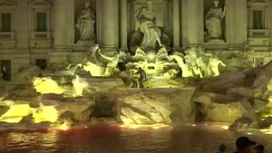 Fontana di Trevi, vandalizată după ce un bărbat a turnat vopsea roşie în apă!