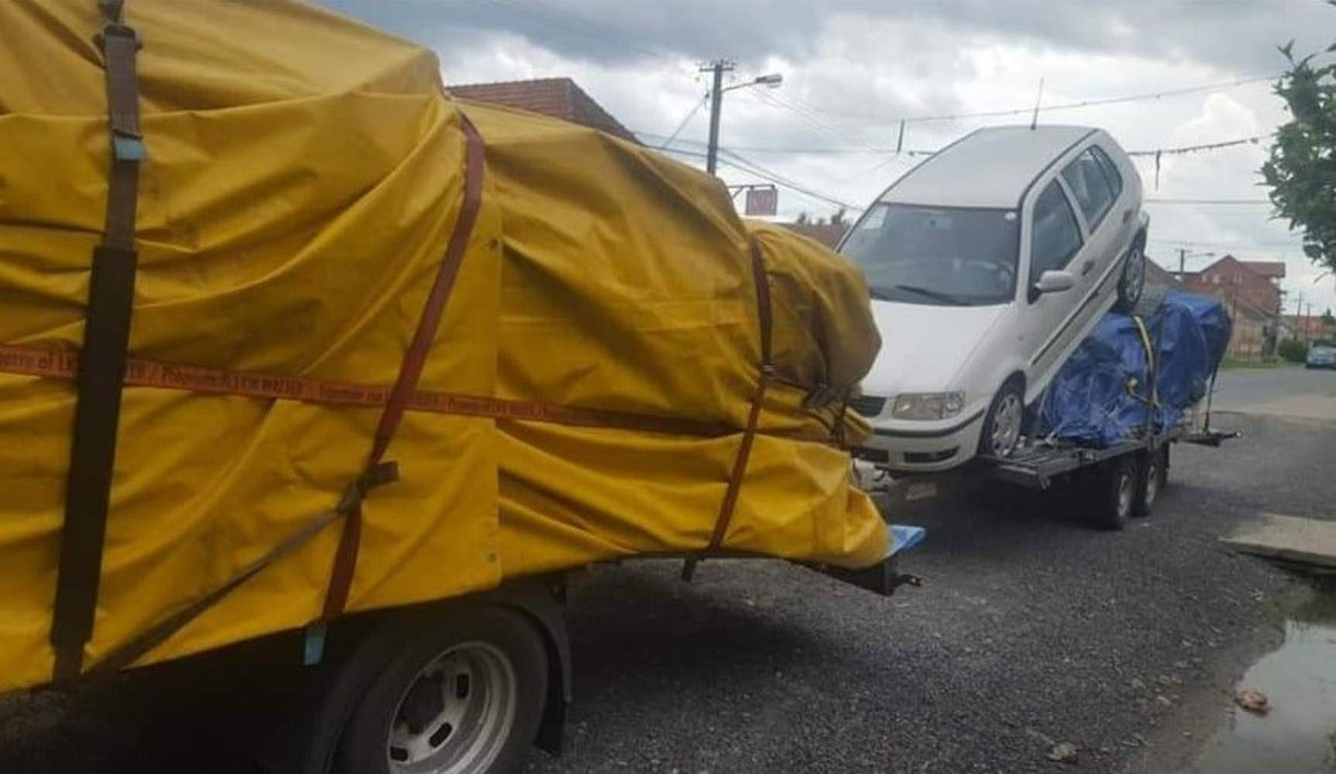 Un şofer român și-a urcat maşina pe o remorcă plină cu bagaje. Imaginile care au stârnit râsul