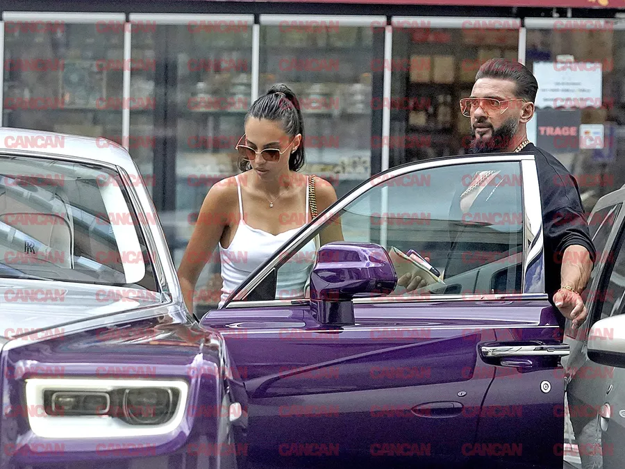 Dorian Popa îi deschide portiera logodnicei, ca un adevărat gentleman. 