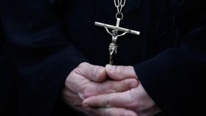 Anchetă la şcoala din Botoşani unde preotul este acuzat că ar fi lovit un elev pentru că nu a făcut semnul crucii