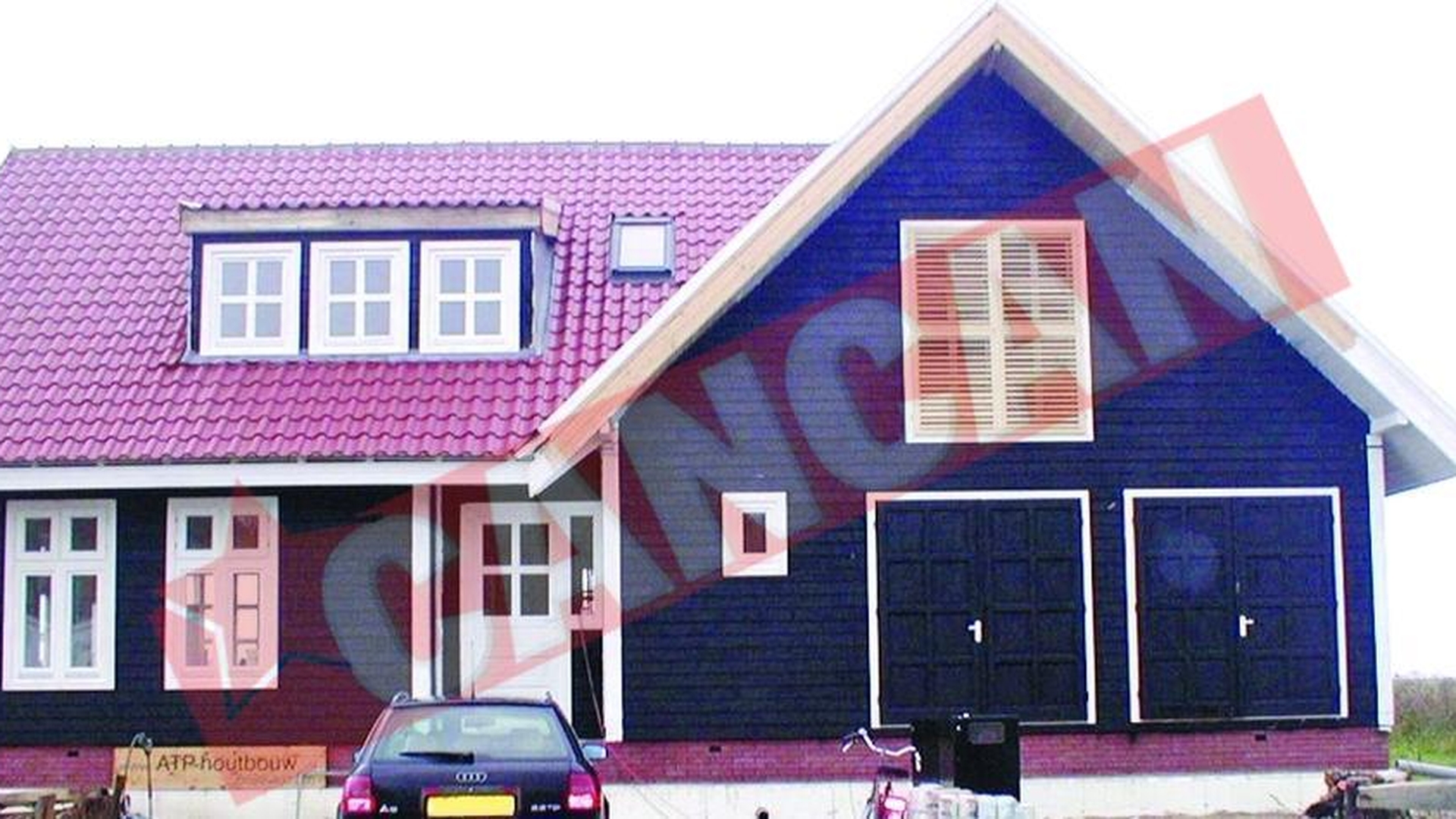 Case la rosu, din lemn, cu doar 11.400 EURO