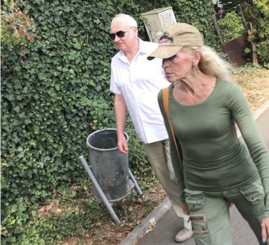 Luminița, la o plimbare prin parc alături de soțul ei