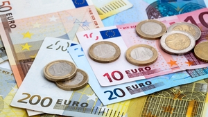 Curs valutar șoc! Euro a atins recordul maxim din istoria României. Câți lei costă moneda europeană