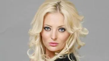 Arde, uite cum arde! Nici nu-ti trece prin cap cui ii apartine acest trup de invidiat! Artista s-a prajit pe terasa locuintei