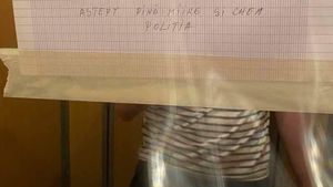 Amenințări inedite într-o scară de bloc: „Ești o pubelă. Aștept până mâine, dacă nu chem poliția”. FOTO