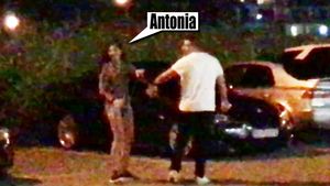 Velea o va ”băga în şedinţă” după ce va viziona filmările! Antonia, gesturi interzise în parcarea de la LOFT!
S-a ţinut de mână cu…