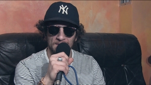 Rapper-ul Macanache, săltat de polițiști în miez de noapte pentru că lipea ilegal afișe la propriul concert