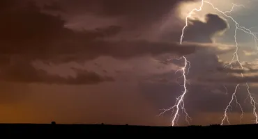 Furtună cu putere de tornadă anunţată de ANM! Celule superlectrice formate de norii Cumulonimbus pot face PRĂPĂD