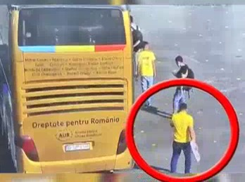 George Simion în timp ce schimbă plăcuțele