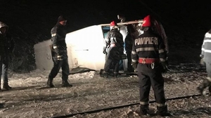 Au fost la un pas de tragedie! Microbuz cu 13 oameni, răsturnat din cauza viscolului