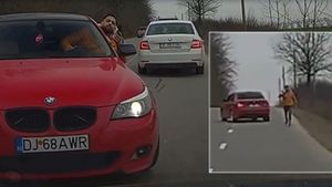 Un șofer din Dolj a amenințat cu pistolul o femeie și un bărbat în trafic. Scenele agresive au fost filmate de camerele instalate în mașină | VIDEO