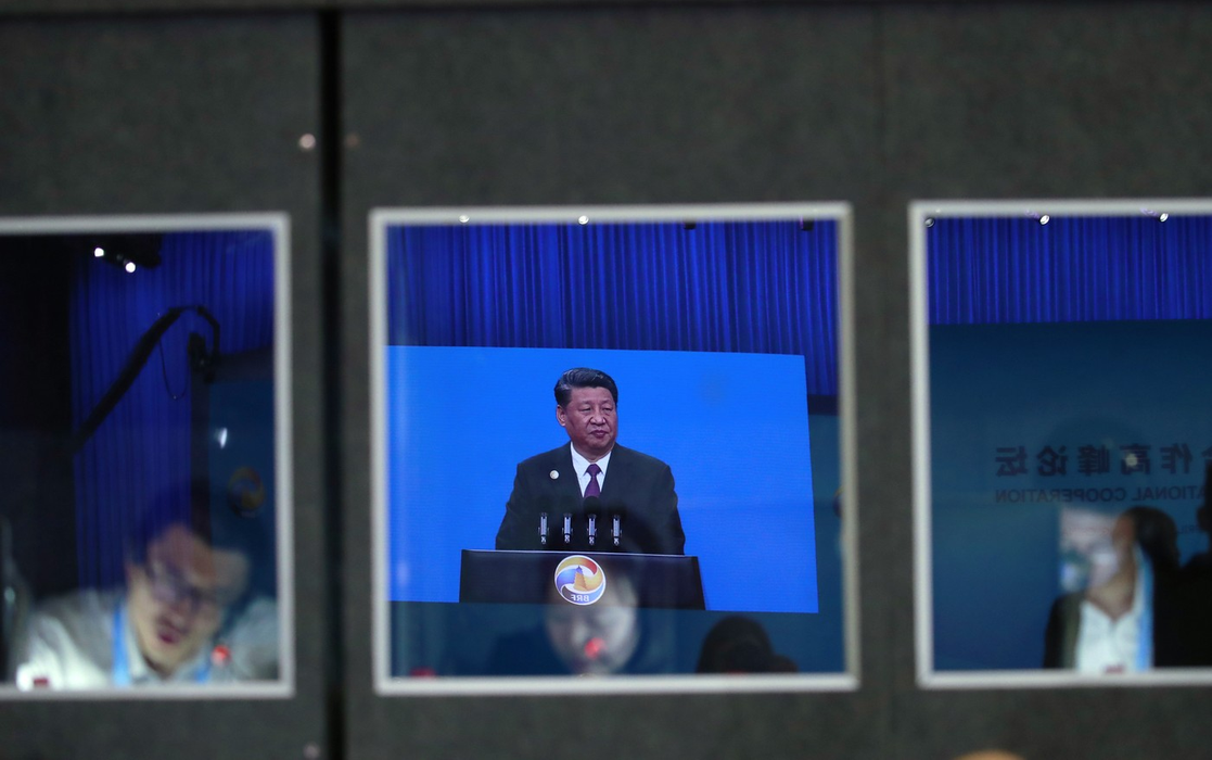 Interpreții lucrează în cabina lor în timp ce președintele chinez Xi Jinping își ține discursul la ceremonia de deschidere a celui de-al doilea Forum Belt and Road pentru Cooperare Internațională (BRF) de la Beijing, vineri, 26 aprilie 2019. Foto: Profimedia