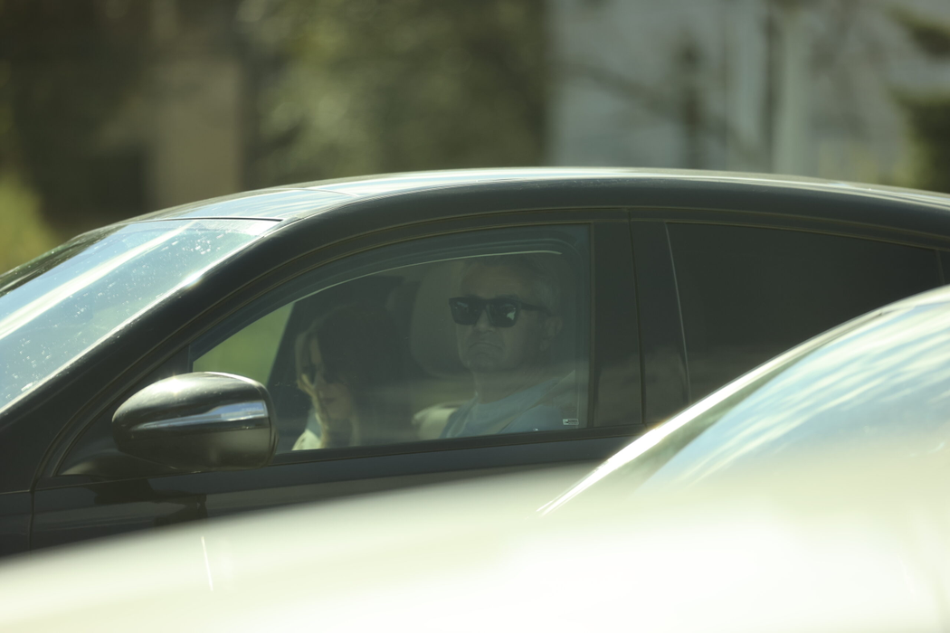 Dan Bittman și șatena, în drum spre Universitate (Foto: CANCAN.RO)