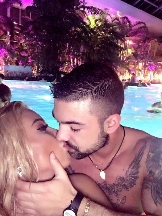 Cum au fost surprinşi Loredana Chivu şi iubitul ei, Mihai Colesnicov, lângă bradul de Crăciun
