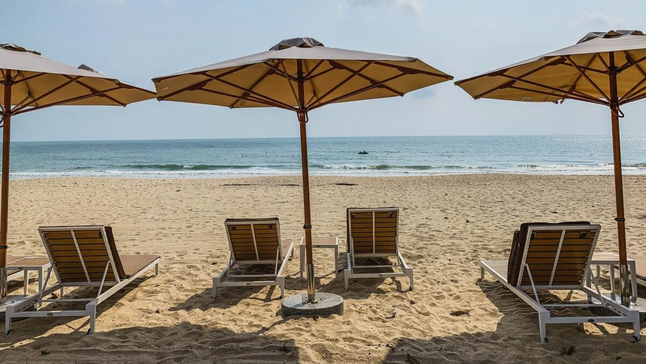 Ars la buzunar! Câţi lei a plătit un turist pentru 2 şezlonguri, pe plaja din Neptun: "Nu e Grecia"