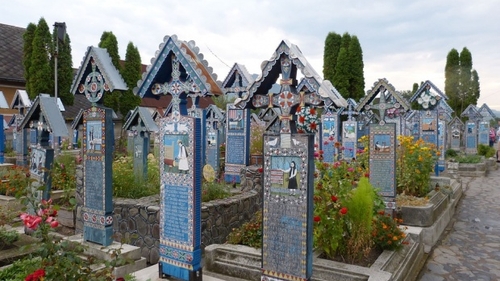 Puțini români știu asta! Ce scrie pe crucea omului care a fondat Cimitirul Vesel de la Săpânța