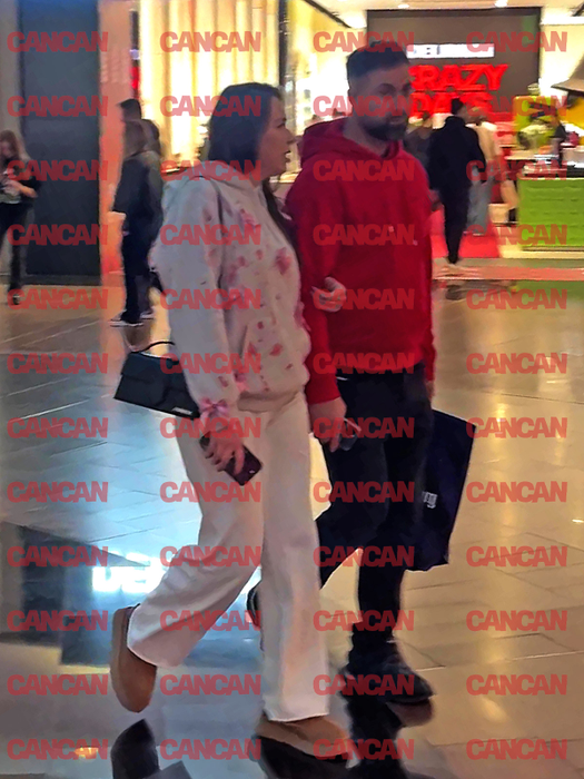 Iustina şi Cornel au lăsat copilul acasă şi au ieşit la mall, la două săptămâni după ce au devenit părinţi.
