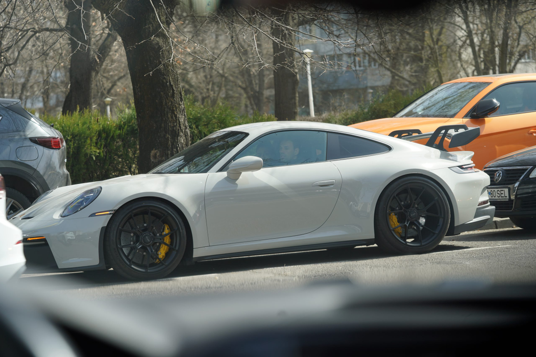 Zed și-a prezentat ultima achiziție, un Porsche alb, nou-nouț, de aproape 200.000 de euro (Foto: CANCAN.RO)