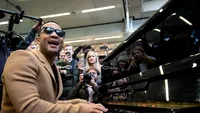 Celebrul JOHN LEGEND le-a oferit un concert surpriză fanilor pe peronul unei staţii de tren! Imaginile sunt incredibile