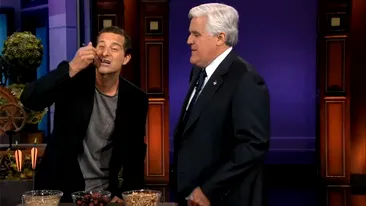 Bear Grylls asa cum nu l-ai mai vazut niciodata! A mancat viermi cu lingurita in direct la Jay Leno si a facut caterinca de Regina Angliei