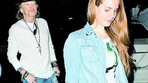 Axl rose a cazut in mrejele Lanei