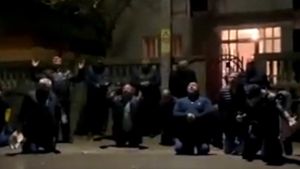 Zeci de dâmbovițeni au îngenuncheat și s-au rugat în plină stradă să scape de coronavirus, dar s-au pricopsit cu amenzi usturătoare. VIDEO