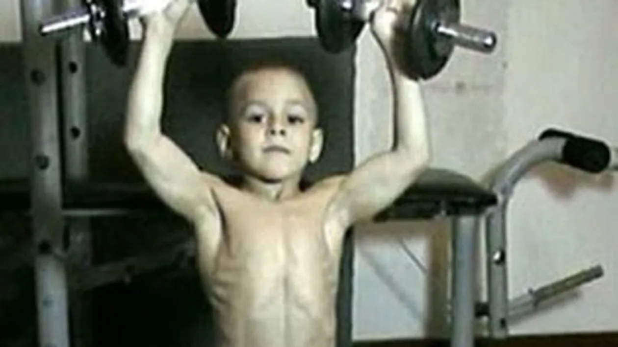 O imagine cat o mie de cuvinte! Micul Hercule goleste pahare cot la cot cu tatal lui, de Sarbatori!