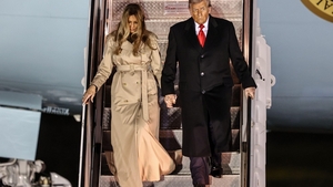 Melania Trump a atras toate privirile în Marea Britanie cu ținuta sa. Cât costă paltonul purtat de Prima Doamnă