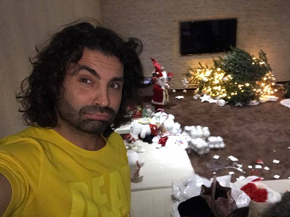 Pepe, emoţii la împodobirea bradului. Pomul a căzut cu tot cu decoraţiuni şi… Ce soluţie a găsit artistul