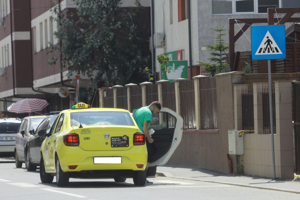 Shift coboară din taxi