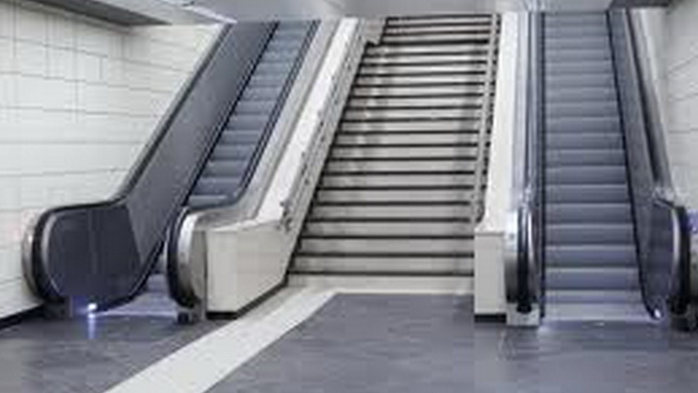 Ai grija cand folosesti scarile rulante! Vezi ce i s-a intamplat unei femei, la metrou!