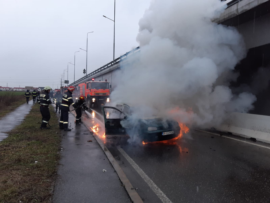 Imagini cu impact emotional. O mașină a izbucnit în flăcări în Ploiești, șoferul s-a salvat  în ultimul moment