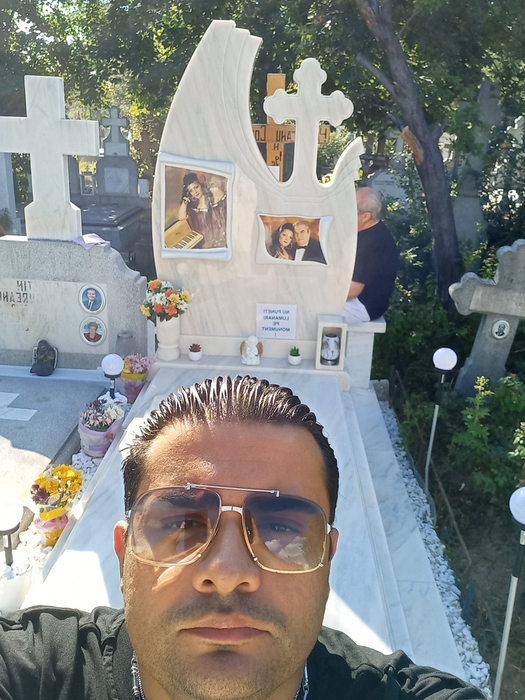 Alex Pădureanu, la mormântul mamei sale/ Sursa foto: Facebook