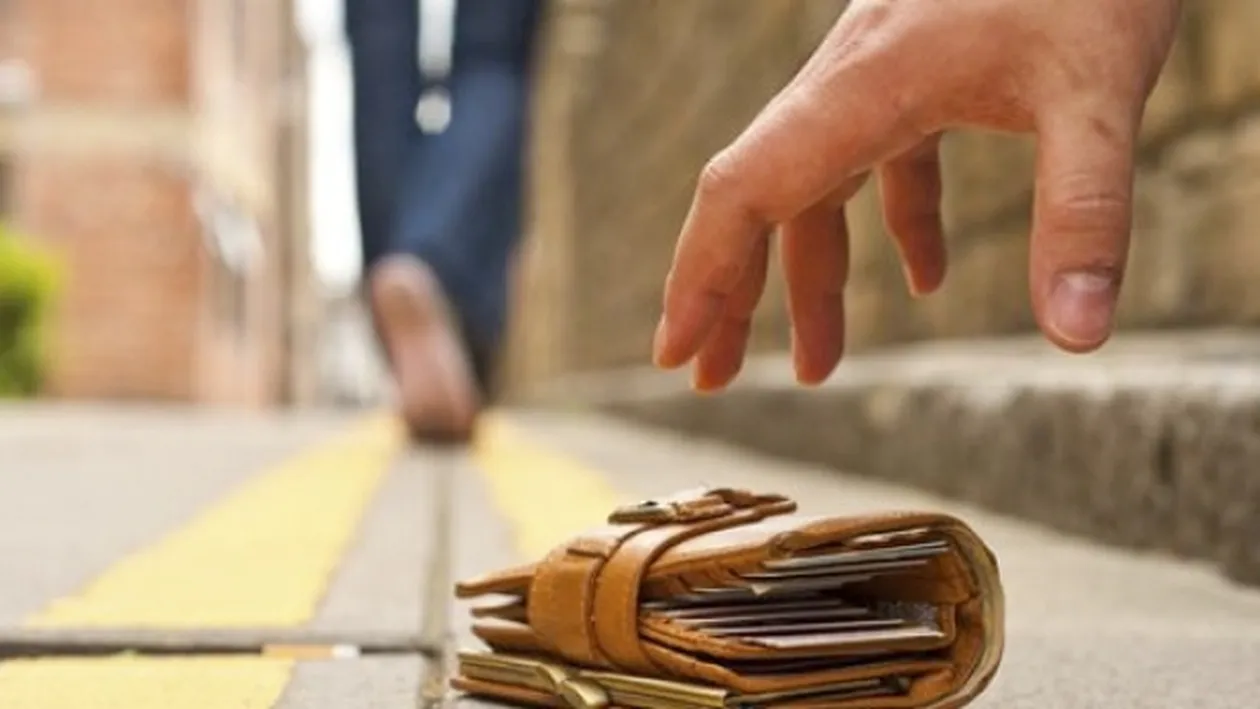 Un bucureștean a găsit pe stradă un portofel! L-a predat imediat poliției, după ce a văzut ce era în el