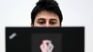 Cel mai temut hacker din România rupe tăcerea! Cum a devenit Răzvan spaima internetului în întreaga lume!