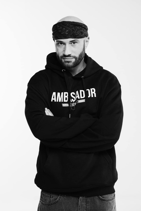 Mihai Bendeac, criticat după ce și-a făcut o poza în lift. Imaginea i-a enervat pe fani: „Din covoarele de pe Temu?”