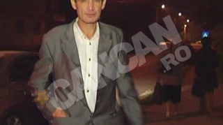 VIDEO Tatal Monicai Gabor s-a cherchelit din vin varsat! Abia se mai tinea pe picioare!