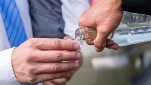 GENIAL! De ce mănâncă românii slănină când beau palincă? Ducu Bertzi spulberă misterul